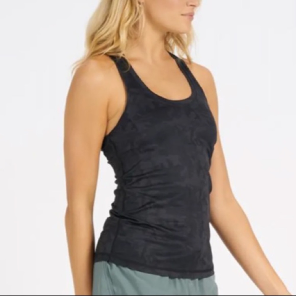 Vuori Lux Performance Tank - Black Camo - BNWT